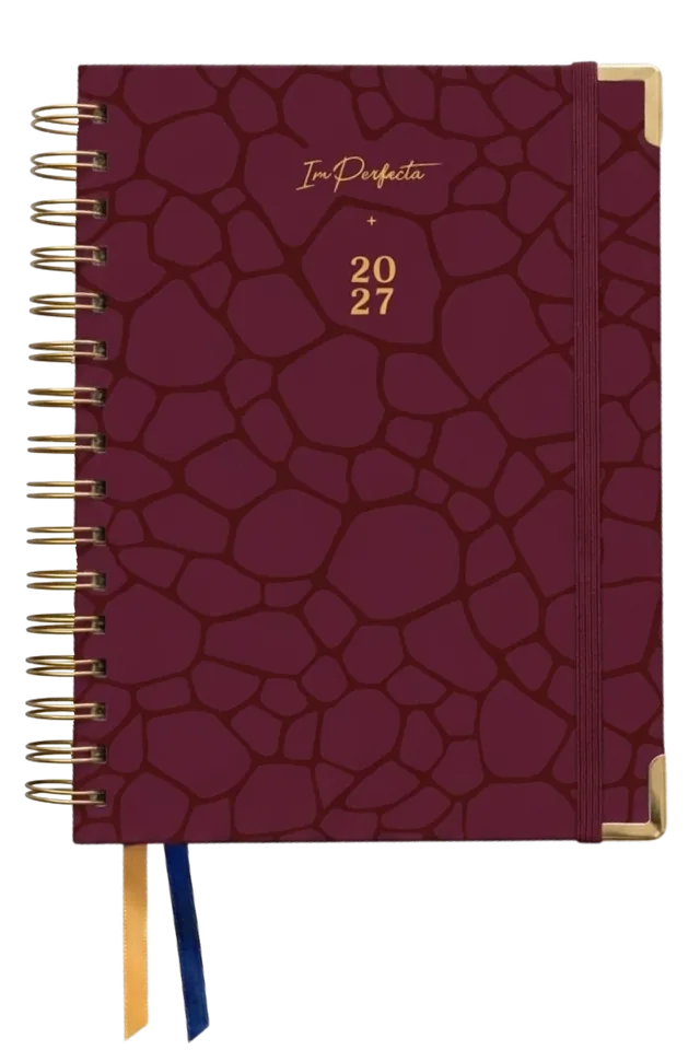Portada Velvet de la agenda ImPerfecta 2027: color vino, con un dibujo de formas irregulares, como piedras, en un tono más oscuro