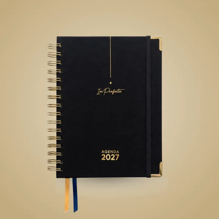 Portada Black de la agenda ImPerfecta 2027: negra, con una línea fina y una estrella doradas, anillo y esquineros dorados y liga negra