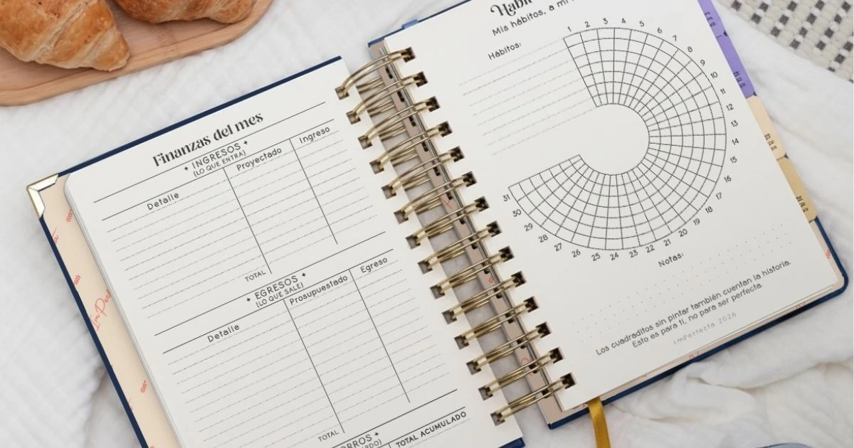 Interior de la Agenda ImPerfecta 2026 con vista a finanzas y habit tracker